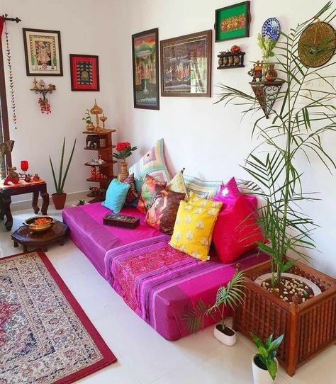 Marathi House Interior, Indian Modern Living Room, Bhartiya Baithak, Floor Seating Living Room, Lounge Living Room, Living Room Wall Decor Ideas, Indian Living Room, Colorful Room Decor, Indian Room Decor