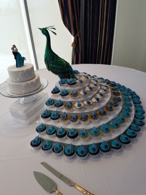 Peacock Cupcakes Wedding, Wedding Cake Peacock, Boujee Party, Peacock Party Theme, Peacock Wedding Decorations, Peacock Cupcakes, Diy Peacock, Blue Purple Wedding, Peacock Wedding Cake