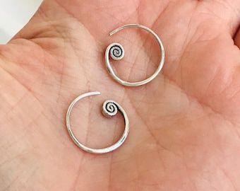 Spiral Hoop Earrings, Organic Nature, Dope Jewelry, Spiral Earrings, Funky Jewelry, Jewelry Inspo, Dream Jewelry, Jewelry Earrings Hoops, Pretty Jewellery