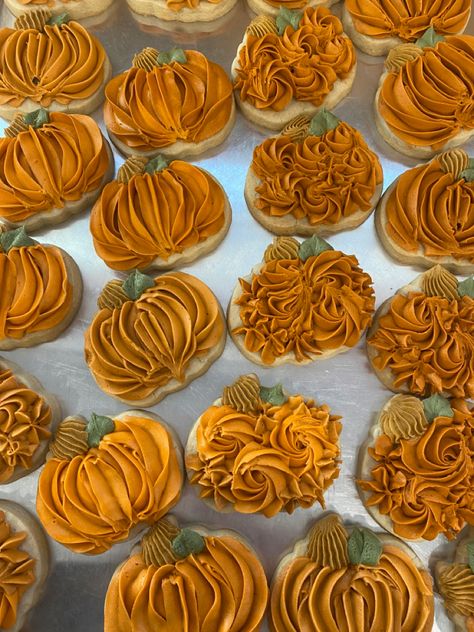 Fall Buttercream Cookies Decorated, Thanksgiving Buttercream Cookies, Simple Fall Cookies Decorated, Thanksgiving Cookies Buttercream, Halloween Cookies Decorated Buttercream, Fall Cutout Cookies, Thanksgiving Sugar Cookies Decorated Buttercream, Fall Buttercream Cookies, Pumpkin Cookies Decorated Buttercream