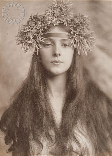 Flower Crown | Vintage Photography Evelyn Nesbit, Woman With Flowers, Old Portraits, Portrait Vintage, Flowers In Her Hair, Gibson Girl, Pre Raphaelite, Vintage Portraits, Green Gables