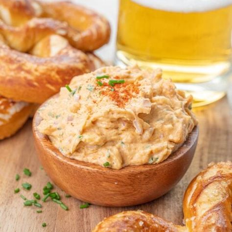 German Dipping Sauce, German Beer Cheese, German Beer Cheese Dip, Dinner Soup Recipes, German Cheese, Starter Dishes, Beer Cheese Dip, Classic Appetizers, Soft Pretzel