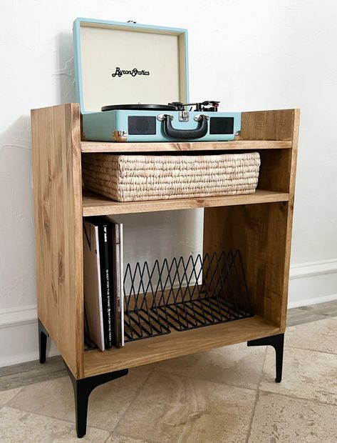 Record Player Setup Aesthetic, Record Player Corner, Diy Record Player Stand, Record Player Aesthetic, Vinyl Record Furniture, Diy Record, Tv Setup, Record Player Table, Record Player Cabinet