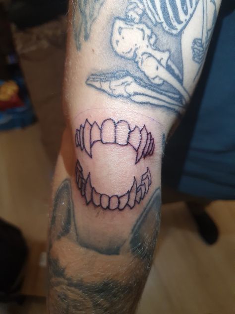 Vampire teeth tattoo Sleeve Starter Tattoo Ideas, Vampire Knee Tattoo, Teeth Mark Tattoo, Elbow Teeth Tattoo, Teeth Around Elbow Tattoo, Canine Teeth Tattoo, Tattoo Teeth, Cool Goth Tattoos, Teeth Tattoo On Knee