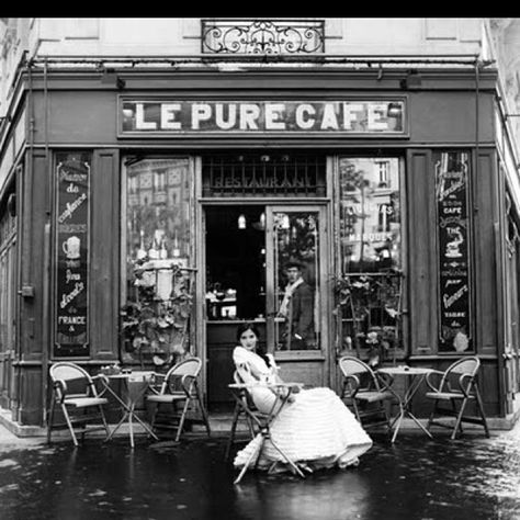 Small cafe in Italy. :) Rodney Smith, Cafe Society, Parisian Cafe, Old Paris, French Cafe, Vintage Cafe, Paris Cafe, Paris Art, Miles Davis