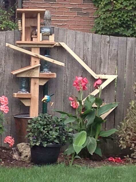 Chipmunk & Bird feeder Squirrel Feeder Ideas, Chipmunk Feeder Diy, Squirrel Playground Ideas, Squirrel Playground, Chipmunk House, Squirrel Feeder Diy, Diy Hutch, Squirrel House, Squirrel Home