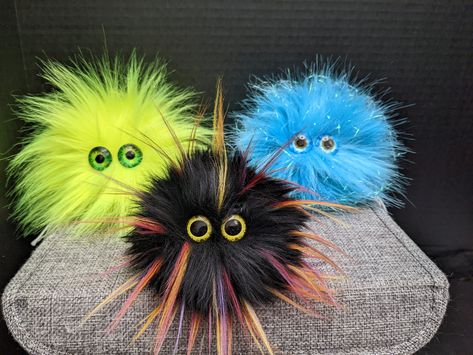 Diy Worry Monster, Pompom Monster, Crochet Worry Monster, Worry Monster Pattern, Monster Pom Poms, Worry Monster, Christmas Craft Show, Garden Art Projects, Sensory Bins