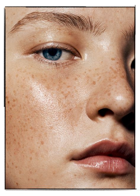 Closeup Beauty Shots, Close Up Portraits Woman, Natural Light Beauty Photography, Glossier Photoshoot, Skincare Editorial, Editorial Makeup Photography, Fashion Editorial Makeup, Beauty Campaign, Women With Freckles