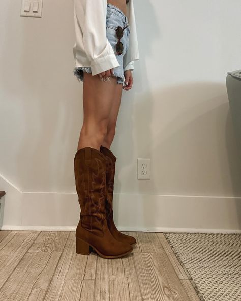 boots & button ups / brown cowboy boots and jean shorts with white button up / cute summer outfit / beach outfit / coastal cowgirl outfit Coastal Cowgirl Outfit, Summer Outfit Beach, Cowboy Boots Outfit, Cowgirl Outfit, Cute Summer Outfit, Brown Cowboy Boots, Button Ups, Summer Beach Outfit, Coastal Cowgirl