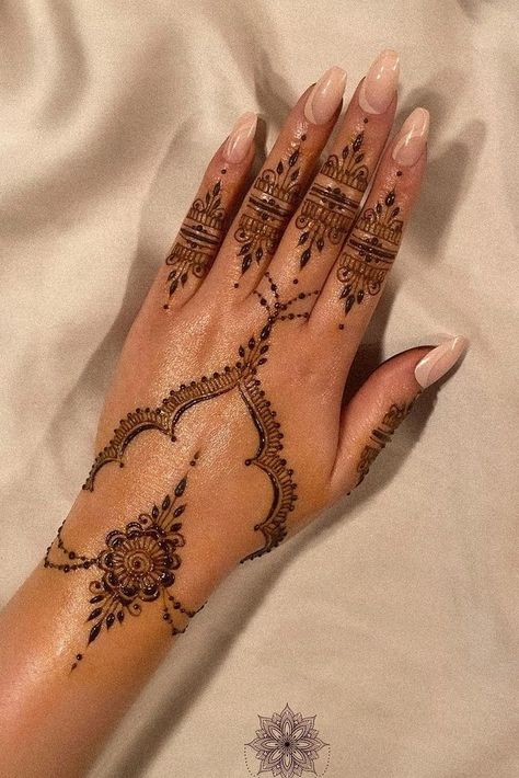 Simple Stylish Mehndi Design, Mehendi Inspo Aesthetic, Cute Mahendi, Simple Indian Henna Designs, Simple Floral Henna, Aesthetic Mehendi Designs, Cute Mehendi, Diwali Nails, Pink Henna