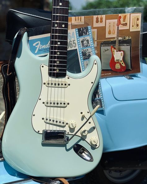 Electric Guitar Design, Guitar Obsession, Cool Electric Guitars, Blues Guitar, Beautiful Guitars, Music Aesthetic, Guitar Design, Fender Stratocaster, Vintage Electric Guitars