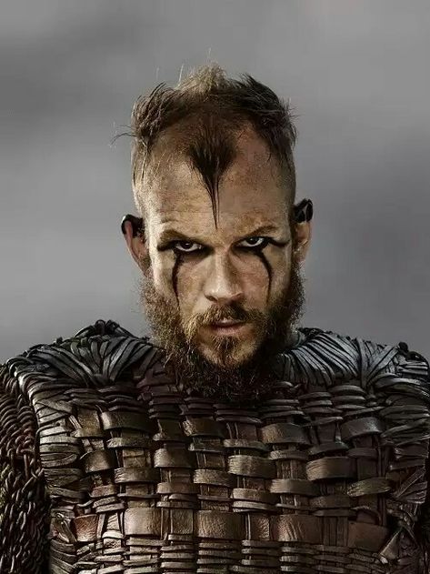 Floki hair and eyes Vikings Floki, Viking Face Paint, Floki Vikings, Viking Makeup, Viking Beard Styles, Vikings Halloween, Ragnar Vikings, Ragnar Lothbrok Vikings, Vikings Show