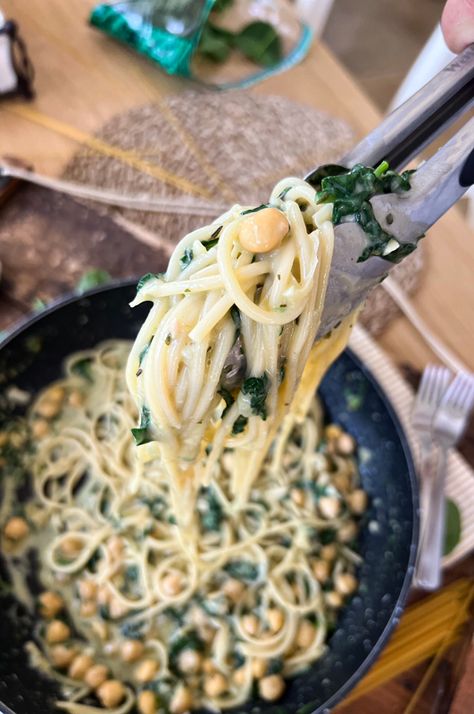 Possibly the BEST Vegetarian Pasta | Creamy Chickpea & Spinach Spaghetti Spinach Spaghetti, Sardine Salad, Creamy Chickpea, Chickpea Spinach, Pasta Creamy, Egg Skillet, Manchego Cheese, Vegetarian Recipe, Vegetarian Pasta