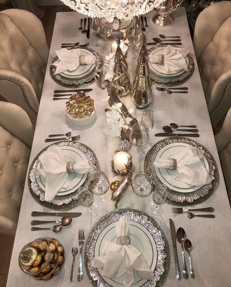 Table decor for fine dining Fine Dining Table Setting, Table Setting Etiquette, Modern Dining Room Ideas, Classic Dining Table, Table Place Settings, Dining Table Accessories, Dining Room Ideas, Elegant Table Settings, Table Set Up