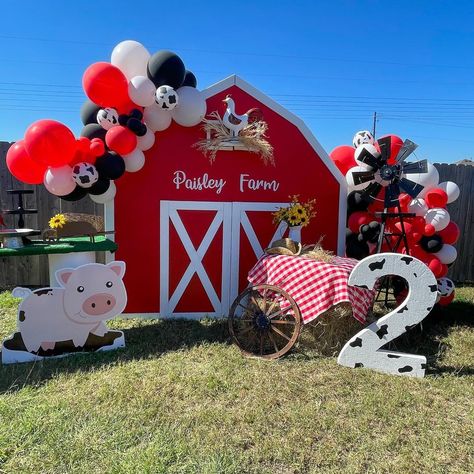 Party Decor/ Balloon Decor on Instagram: “🐷 oink oink, 🐮 moo moo Paisley turned TWO! A look back at this cute farm theme birthday! #farmtheme #barnyardanimals #oink #moo…” Sibling Birthday Parties, Chocolate Packaging Design, Farm Theme Birthday, Farm Animals Birthday Party, Pumpkin Decorating Contest, Farm Themed Birthday Party, Farm Animal Birthday, 2nd Birthday Invitations, Western Parties