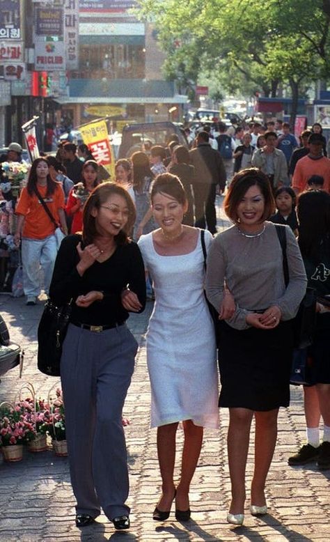 90s Asian Fashion, Korea Street Style, 1990 Style, South Korea Fashion, 90s Street Style, Asian Street Style, 1990s Fashion, Korean Street, Mode Inspo