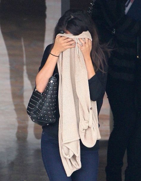 selena covers up from  the cameras after visiting the doctor's office january 30 Celebs Hiding From Paparazzi, Hiding From Paparazzi, Fame Aesthetic, Tech Magazine, Tech Magazines, Pro Evolution Soccer, Doctor's Office, Football Match, A Football