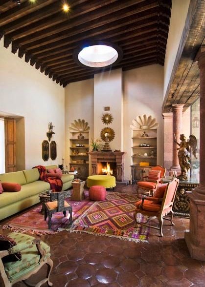 Mexican style. Chic Living Room Decor, Spanish Decor, Boho Chic Living Room, Luxury Door, Mexico House, Mexican Home Decor, Mexican Home, Living Room Color Schemes, Casas Coloniales