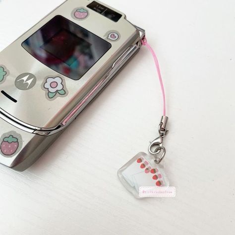 Flip Phone With Charms, Decorated Flip Phone 2000s, Korean Flip Phone, Fliphones Aesthetic, Flip Phone Charms, Nana Strawberry Glasses, Y2k Flip Phone, Nana Strawberry, Strawberry Glasses