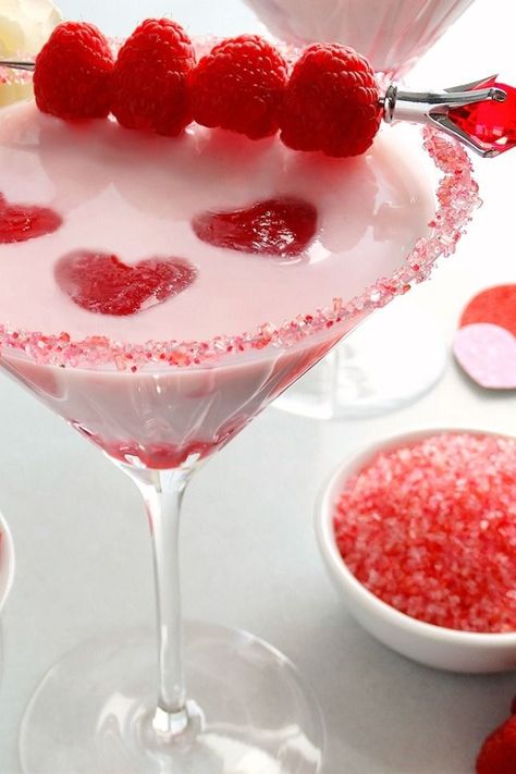 Shake up a Love Charm Martini Cocktail for Valentine's Day with this recipe. Chocolate Cocktail Recipes, Cocktails Vodka, Sweet Cocktail, Cocktail Pink, Valentine Drinks, Valentine Cocktails, White Chocolate Liqueur, Chocolate Cocktails, Sweet Cocktails