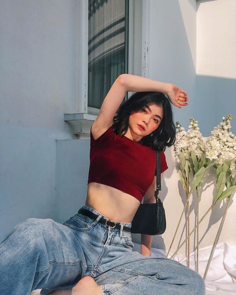 🌻Tiffany Lukmantara🌻 on Instagram: “normalize rolls on your belly when you sit down✨ • maroon crop top from @pluffyschoice , so easy to style and so comfortable🥰 •…” Maroon Crop Top Outfit, Short Blouse Outfit, Maroon Top Outfit, Top Rojo, Jean Top Outfits, Maroon Crop Top, Maroon Outfit, Outfit Elegantes, Maroon Top