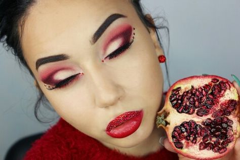 Makeup Yalda Night, Persephone Makeup Goddesses, Persephone Inspired Makeup, Pomegranate Makeup Look, Yalda Night Makeup, Persephone Makeup Inspiration, Pomegranate Makeup, Persephone Makeup, Greek Party