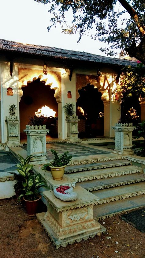 Indian Houses Traditional, Classic Indian House, Indian Traditional Home Design, Dream House Indian Style, Indian Castle Interior, Vintage Indian House, Traditional Indian Architecture, Farm House Indian Style Interior, Indian Architecture Homes