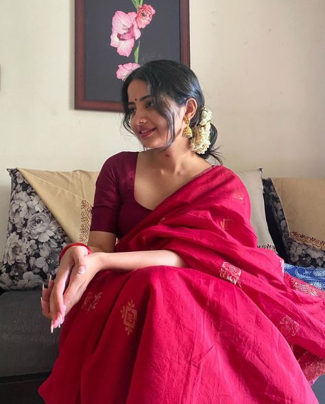 Saree And Sunglasses, Hot Saari Poses Photo Shoot, Morning Wedding Outfit Guest Indian, Red Saree Aesthetic Vintage, Red Saree Traditional Look, Dark Colour Sarees For Farewell, Saree Posing Ideas, Poses In A Saree, Saraswati Puja Saree Look Bengali