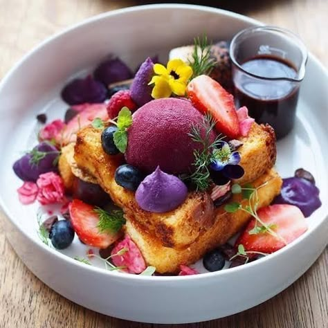 Plated Breakfast, Resep Dessert, Brunch Party Menu, Flowers Recipes, Holiday Brunch Recipes, Burnt Marshmallow, Delicious French Toast, Dessert For Breakfast, Plated Dessert