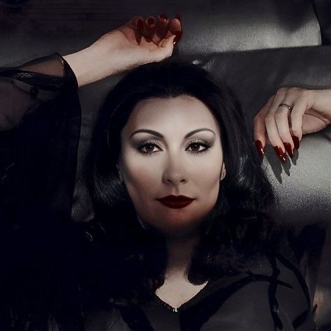 Morticia Aesthetic, Women In Horror, Morticia And Gomez Addams, Addams Familie, Marla Singer, Gomez And Morticia, Gomez Addams, Elvira Mistress Of The Dark, Anjelica Huston