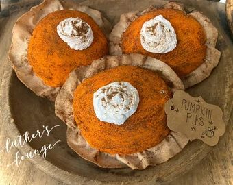 Lutherslounge - Etsy Faux Pumpkin Pie, Primitive Bowl Fillers, Cinnamon Pie, Decorative Bowl Filler, Cinnamon Apple Pie, Primitive Pumpkin, Candle Tart, Pumpkin Pies, Faux Pumpkins