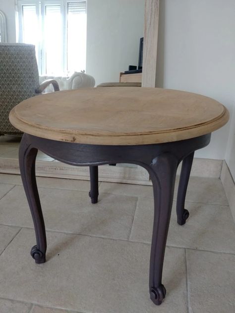 Round Coffee Table Makeover, Coffee Table Makeover Ideas, Coffee Table Makeover Diy, Coffee Table Refinish, Coffee Table Redo, Dining Table Makeover, Mahogany Coffee Table, Coffee Table Makeover, Old Coffee Tables