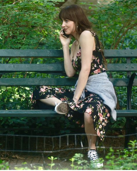 Dakota Johnson Converse, Dakota Johnson Aesthetic, Johnson Aesthetic, Dakota Johnson Style, Tin Tin, Black Converse, Soft Summer, Dakota Johnson, Style Icon