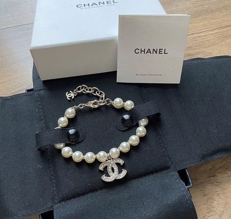 chanel
jewelry 
luxury jewelry
jewels 
bracelets 2025 Energy, Expensive Bracelets, Chanel Jewelry Bracelets, Chanel Bracelet, White Pearl Bracelet, Chanel Pearls, Chanel Necklace, Jewelry Accessories Ideas, Dope Jewelry