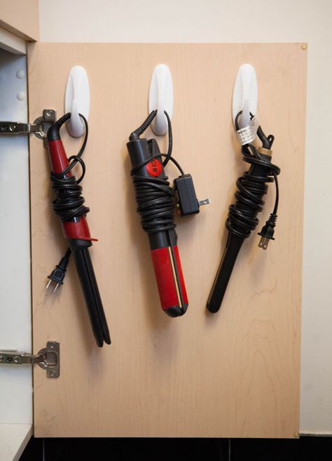 Perfect way to hang blow dryer, hair straightener, and curling iron Auburn Dorm, Hawaii Apartment, Dorm 2023, College Needs, College Dorm Hacks, Makeup Storage Hacks, Diy Makeup Organizer, Diy Dorm Decor, Dorm Stuff