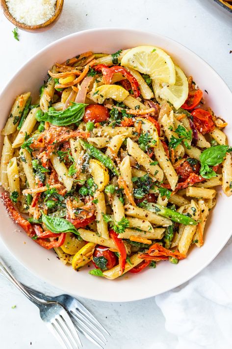 This delicious recipe for easy Pasta Primavera is a perfect way to incorporate seasonal vegetables into your meals. With a creamy sauce and a burst of fresh flavors, this dish will become a family favorite. #pastaprimavera #pastarecipe #vegetable Spring Pasta Primavera, Pasta Primavera Recipes, Seasonal Dinner Recipes, Easy Pasta Primavera, Primavera Recipe, Family Meal Prep, Pasta Primavera Recipe, Spring Pasta, Oh Sweet Basil