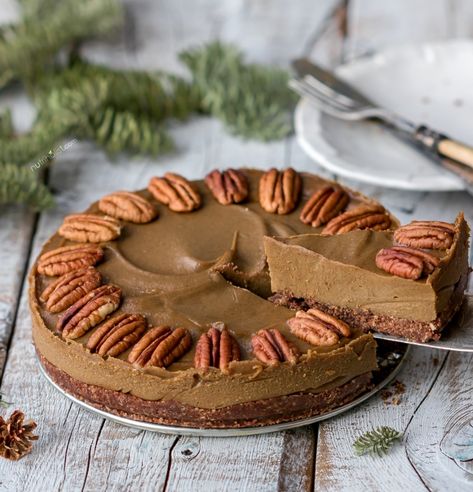 Raw Desserts Easy, Vegan Christmas Desserts, Healthy Holiday Desserts, Toffee Cake, Vegan Gingerbread, Vegan Holiday Recipes, Raw Cake, Chocolate Crust, Gluten Free Christmas