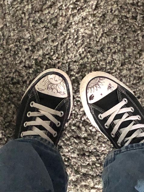 sun sunflowers bees hippie flower drawn converse shoe art inspo Converse Shoe Art, Writing On Converse, Black Converse Drawing On Shoes, Doodles On Converse, Art On Converse, Converse Writing On Shoes, Things To Draw On Converse Grunge, Drawn On Shoes, Converse Drawn On