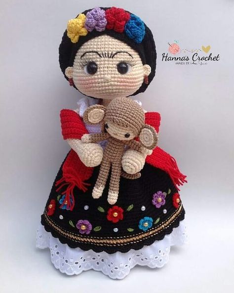 "La vida insiste en ser mi amiga y el destino mi enemigo" Frida #crochetdoll #amigurumidoll #crocheting #crochetinstagram Mexican Doll, Confection Au Crochet, Haken Baby, Crochet Lovers, Crochet Doll Pattern, Knitted Dolls, Amigurumi Free, Amigurumi Free Pattern, Doll Pattern