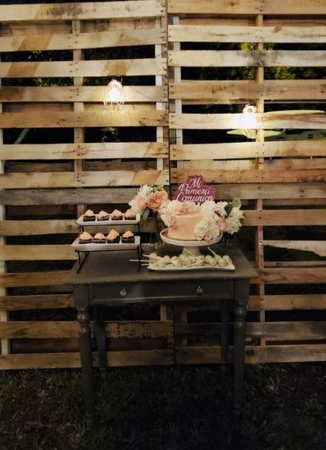 35+ Awesome DIY Pallet Background Ideas for Baby Showers and More | HubPages Party Pallet Ideas, Pallet Backdrops, Pallet Background, Fall Photo Booth, Pallet Backdrop, Bridal Backdrops, Men Party, Wood Backdrop, Pallet Wall