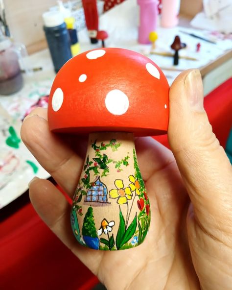 Painted Wooden Mushrooms Ideas, Ceramic Mushroom Painting Ideas, Wooden Mushrooms Painted, Painted Mushrooms Ideas, Painted Wooden Mushrooms, Mushroom Things, Painting Mushrooms, Cute Turtle Drawings, Mushroom Party