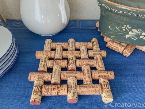 Wine Bottle Cork Trivet, Wine Cork Trivets How To Make A, Cork Pot Holder, Diy Trivet Ideas, Cork Ideas Craft Projects, Easy Cork Crafts, Things To Make With Corks, Wine Cork Trivet Diy, Cork Sheet Crafts