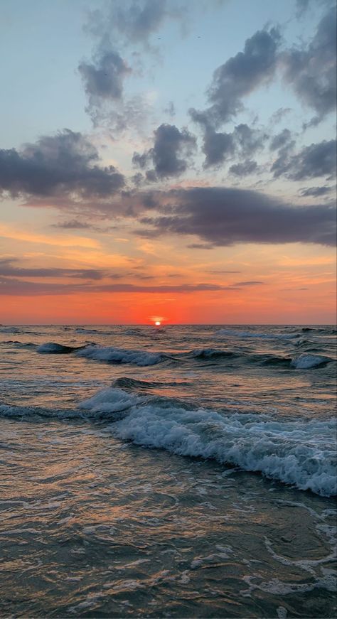 Sea Pics, Sea Vibe, Waves Aesthetic, Wallpaper Ocean, Background Beach, Aesthetic Sea, Ocean Shore, Waves Photos, Beach Sunset Wallpaper