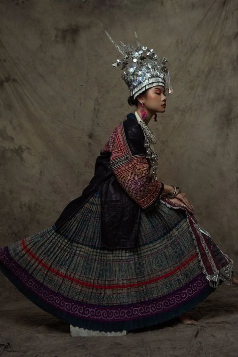 An Exploration of H'Mông Fashion Through the Eyes of a Young H'Mông Curator - Saigoneer Hmong Fashion, Black Leg Warmers, Hmong Clothes, Philippines Culture, Dressing Sense, Calf Length Skirts, East Asian, Traditional Costume, Fashion Photoshoot