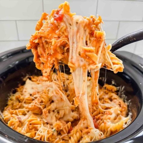 Crock pot Alfredo Marinara Chicken Pasta - Jordo's World Chicken And Marinara Recipes Crock Pot, Chicken Parm Pasta Crock Pot, Crock Pot Alfredo, Alfredo Slow Cooker, Marinara Chicken, Crockpot Party, Crockpot Party Food, Crockpot Chicken Spaghetti, Crockpot Chicken Alfredo