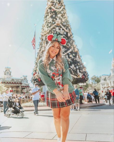 Disney World Christmas Outfit, Disney Winter Outfits, Disneyworld Outfits, Disneyworld Outfit, Disney Christmas Outfits, Disney Parks Outfits, Disney Merry Christmas, Disneyland Holidays, Disney Trip Outfits