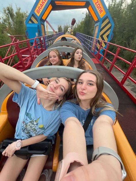 Europa Park, Disney Photo Ideas, Friend Activities, Shotting Photo, Summer Goals, Disney Photos, Cute Friend Photos, Summer Plans, Summer Friends