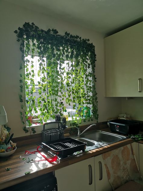 Plant Garland Decor, Fake Ivy Wall Living Room, Vines Around Windows Indoor, Ivy Window Decor, Ivy Kitchen Decor, Fake Vines Decor Bathroom, Faux Ivy Decor, Fake Ivy Bedroom, Hanging Ivy Decor