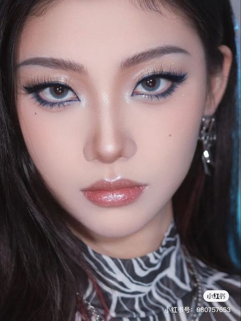 Makeup For Wide Face, Korean Makeup Look Glam, Eye Lining Styles, Wide Eye Makeup, Asian Grunge Makeup, Asian Goth Makeup, Ateez Makeup, Romantic Makeup Looks, Aesthetic Azul