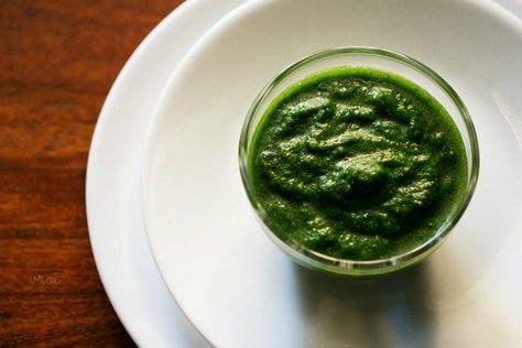 Green Chutney For Chaat Snacks Chutney Varieties, Green Chutney Recipe, Indian Chutney Recipes, How To Make Green, Dhokla Recipe, Garlic Chutney, North Indian Recipes, Aloo Gobi, Tamarind Chutney